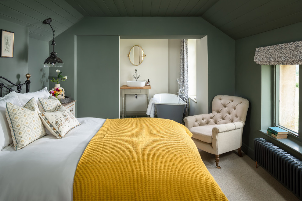 Idee per una camera matrimoniale classica di medie dimensioni con pareti verdi, moquette e pavimento beige