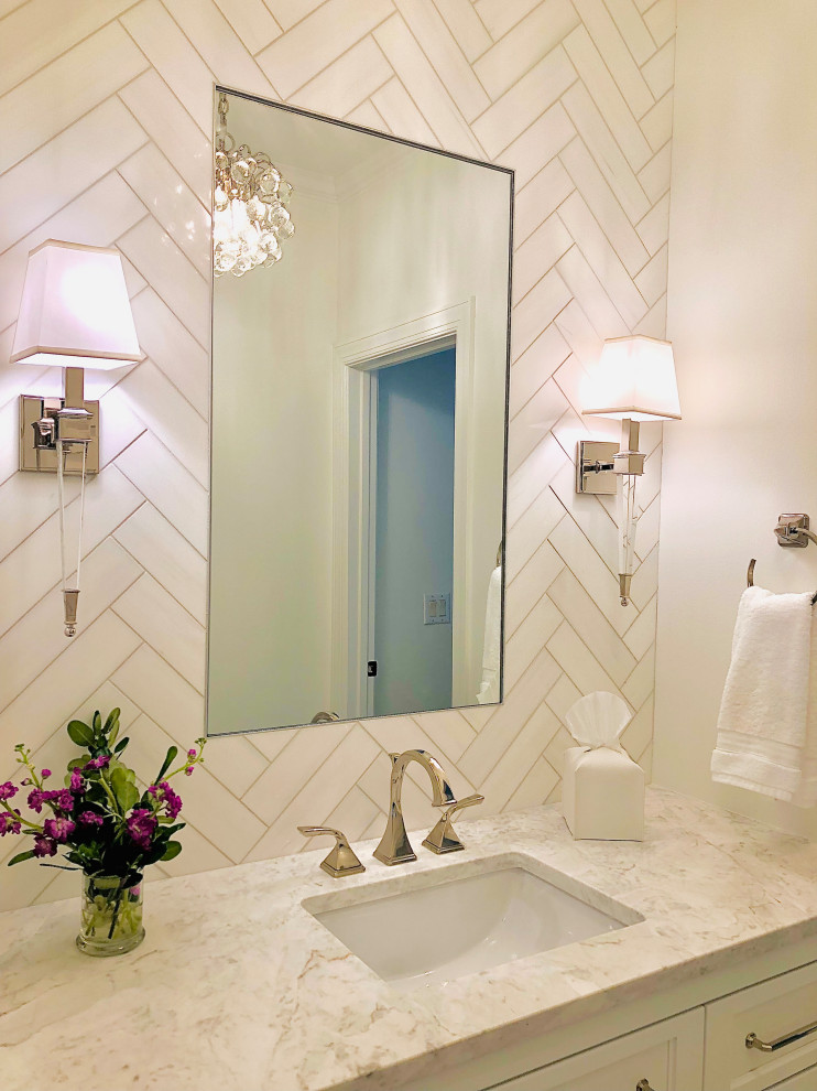 На фото: главная, серо-белая ванная комната среднего размера: освещение в классическом стиле с фасадами в стиле шейкер, белыми фасадами, унитазом-моноблоком, белой плиткой, мраморной плиткой, белыми стенами, мраморным полом, врезной раковиной, мраморной столешницей, белым полом, душем с распашными дверями, белой столешницей, тумбой под одну раковину, напольной тумбой, потолком с обоями и душем в нише