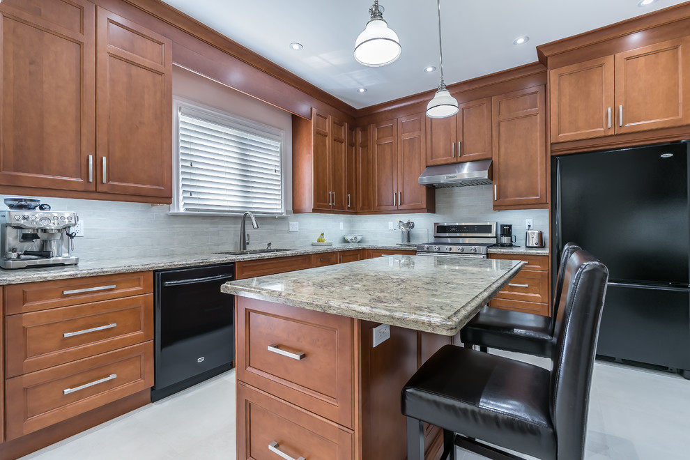 Transitional kitchen photo in Toronto