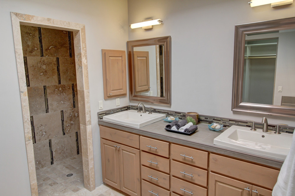 Inredning av ett klassiskt stort grå grått en-suite badrum, med luckor med upphöjd panel, skåp i ljust trä, en dusch i en alkov, svart kakel, grå kakel, stickkakel, grå väggar, klinkergolv i porslin, ett nedsänkt handfat, kaklad bänkskiva, beiget golv och med dusch som är öppen