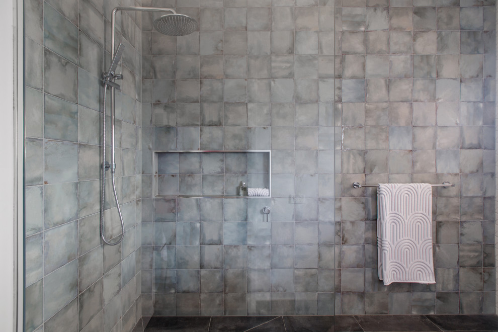 Exempel på ett stort modernt vit vitt en-suite badrum, med släta luckor, skåp i mellenmörkt trä, en kantlös dusch, blå kakel, keramikplattor och bänkskiva i akrylsten