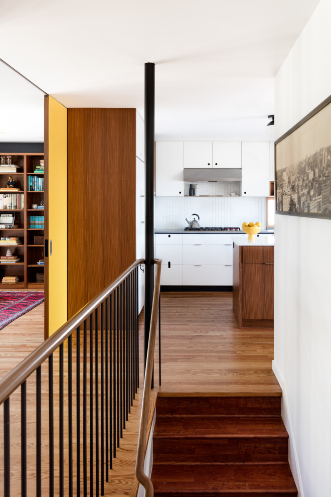 Diseño de escalera recta vintage de tamaño medio con escalones de madera, contrahuellas de madera y barandilla de metal
