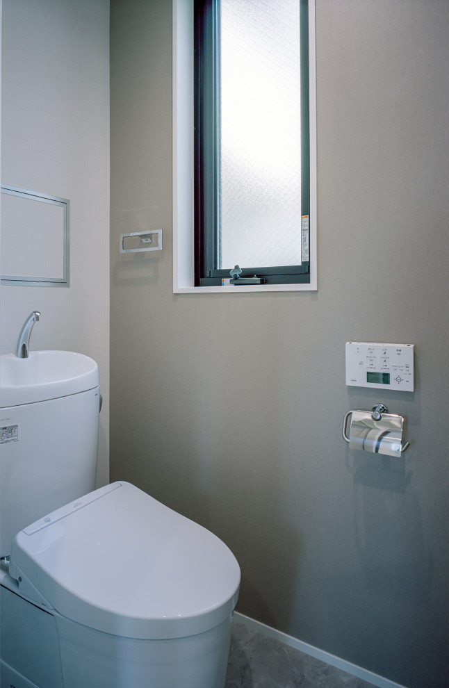 他の地域にあるトラディショナルスタイルのおしゃれなトイレ・洗面所の写真