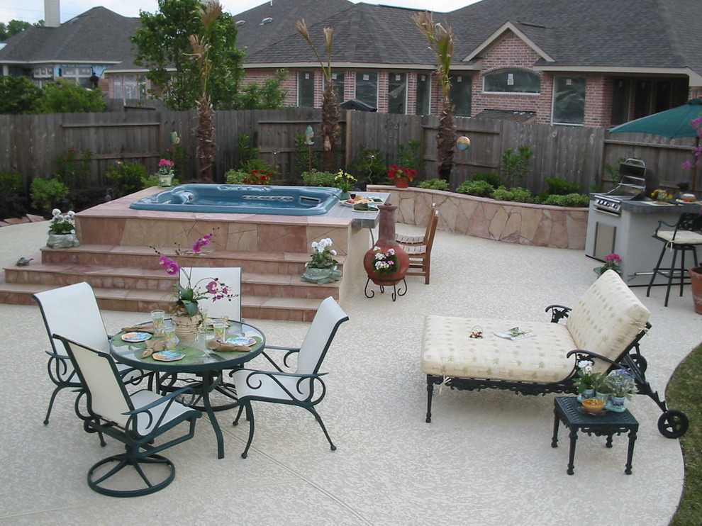 Photo of a traditional patio in Houston.