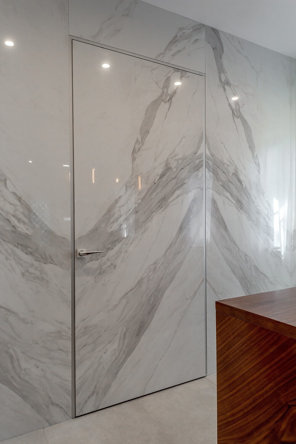 Calacata Book на двери