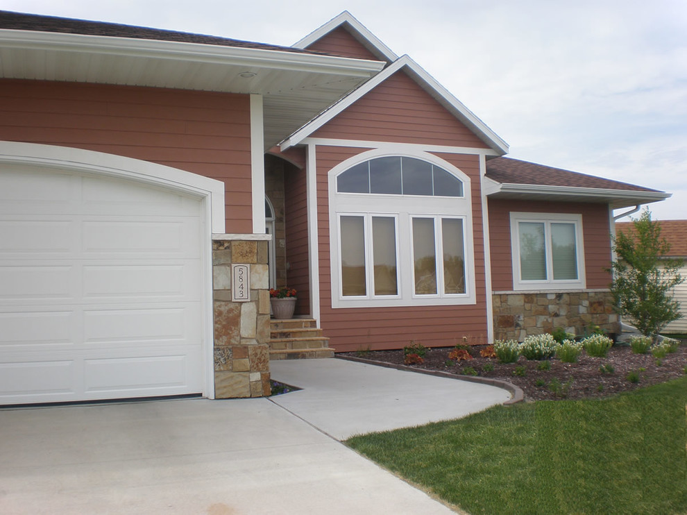 Mid-sized transitional one-story concrete fiberboard red home design photo