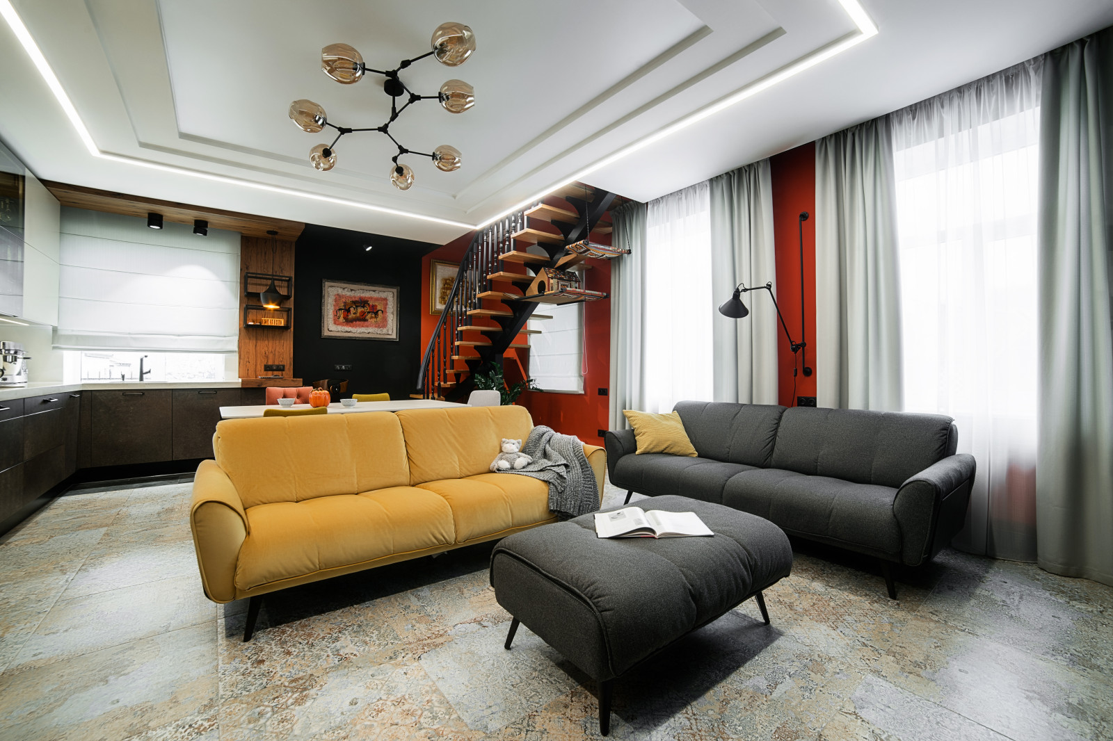 Яркая гостиная для ярких заказчиков