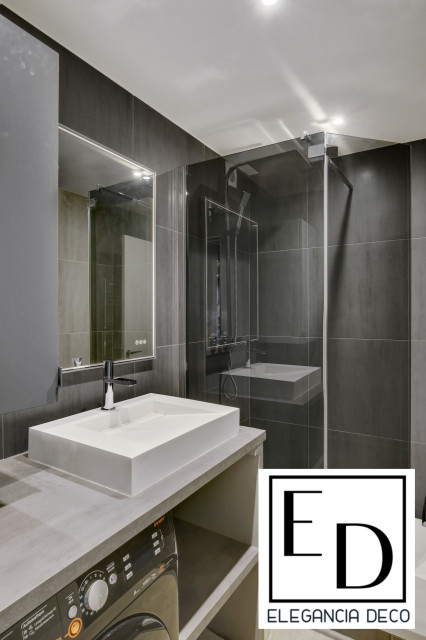 Gris et bois contemporary-badrum