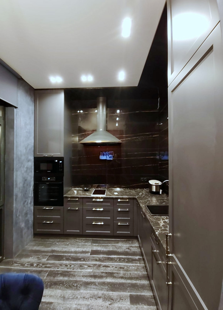 Кухня в стиле "Неоклассика" без навесных шкафов.