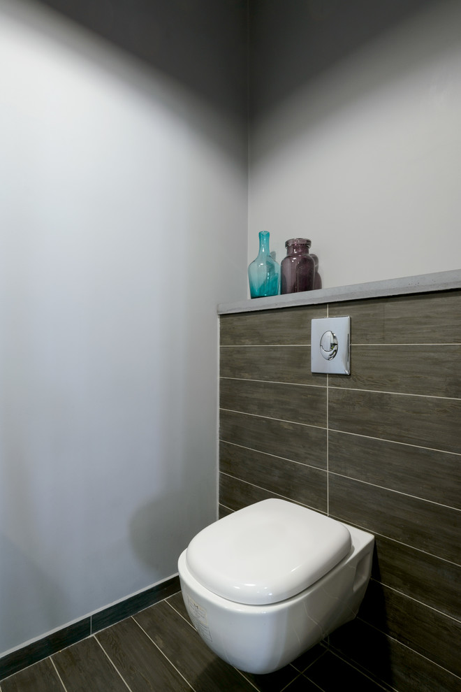 This is an example of a small contemporary powder room in Novosibirsk.