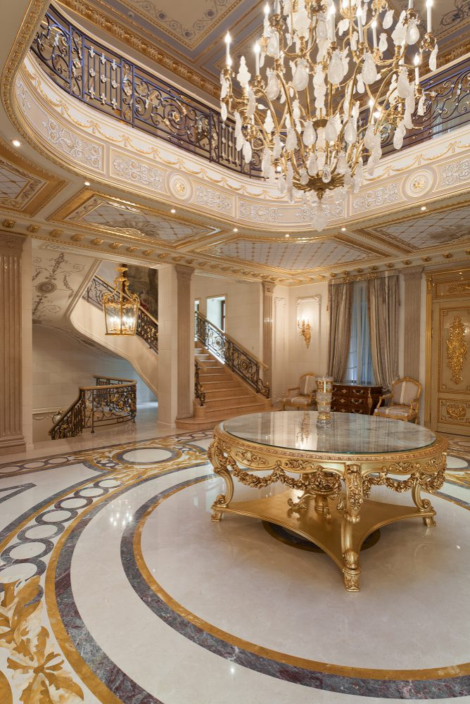 Главный холл загородного дома