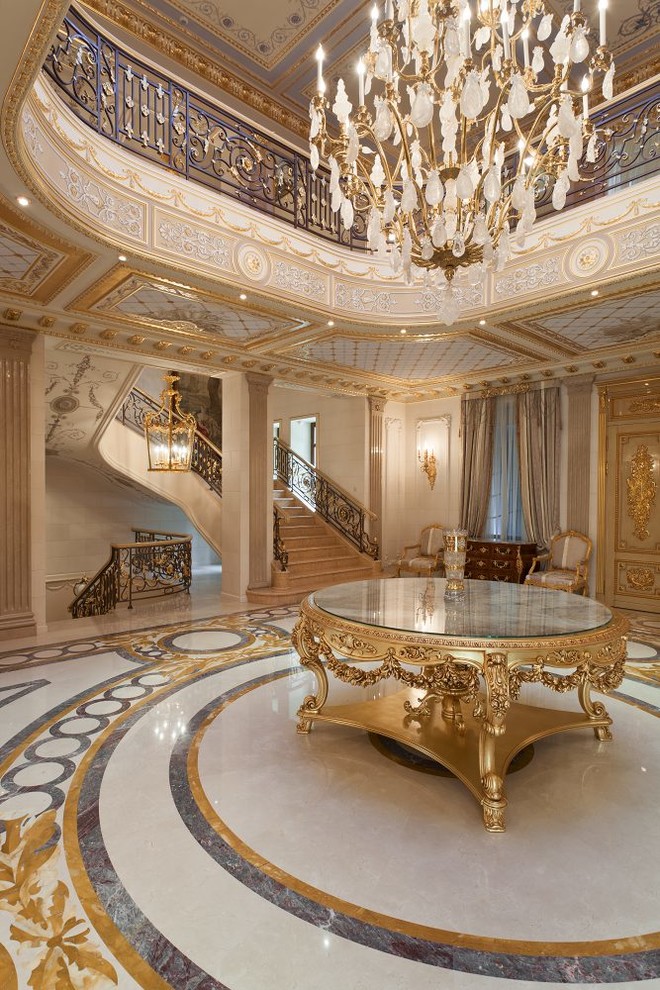 Главный холл загородного дома