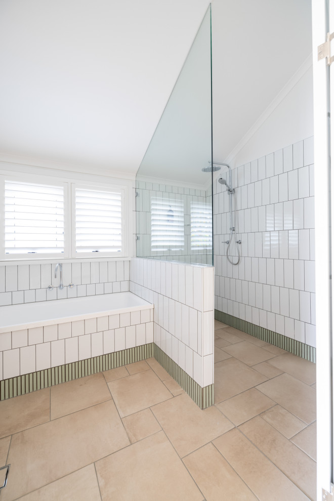 Idéer för mellanstora maritima vitt en-suite badrum, med släta luckor, grå skåp, grön kakel, vita väggar, klinkergolv i keramik, bänkskiva i kvarts och blått golv