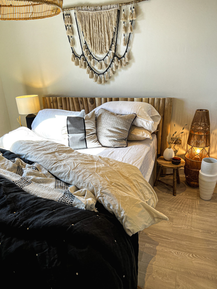 Источник вдохновения для домашнего уюта: хозяйская спальня среднего размера в скандинавском стиле с бежевыми стенами, полом из ламината и акцентной стеной