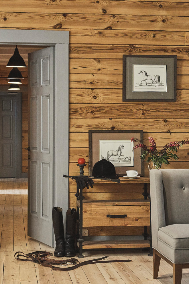 Свежая идея для дизайна: большая гостиная комната в белых тонах с отделкой деревом в стиле фьюжн с с книжными шкафами и полками, бежевыми стенами, деревянным полом, зоной отдыха, бежевым полом, балками на потолке, деревянными стенами и бордовым диваном - отличное фото интерьера