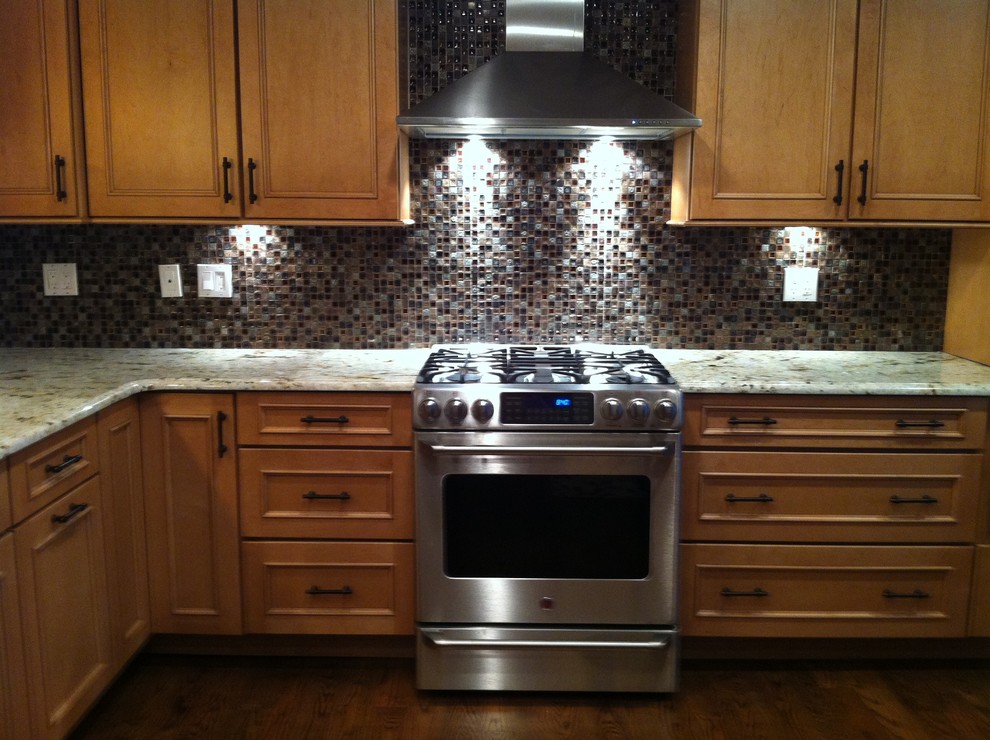 Kitchen - transitional kitchen idea in New York