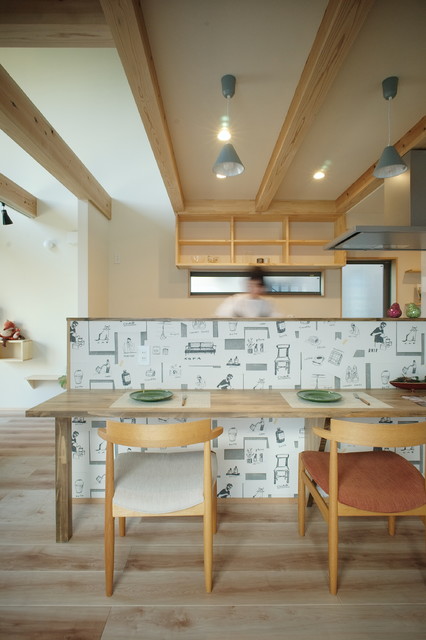 ねこと住むいえ contemporary-dining-room