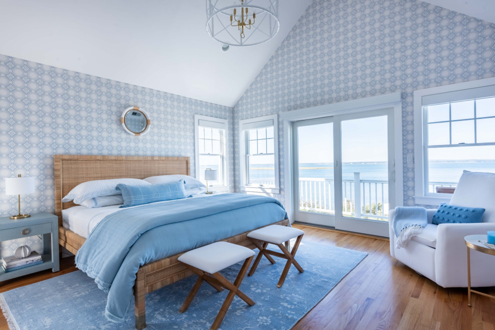Идея дизайна: хозяйская спальня в морском стиле с разноцветными стенами, паркетным полом среднего тона, коричневым полом и обоями на стенах