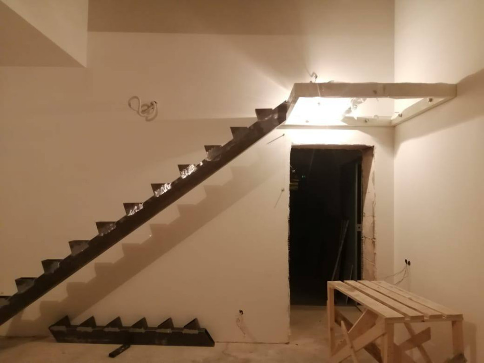 Лестница из массива с декоративной подсветкой