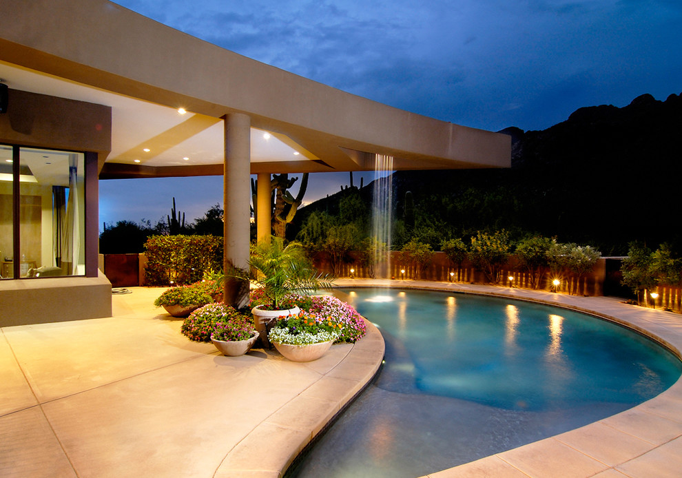 This is an example of a contemporary kidney-shaped pool in Phoenix.