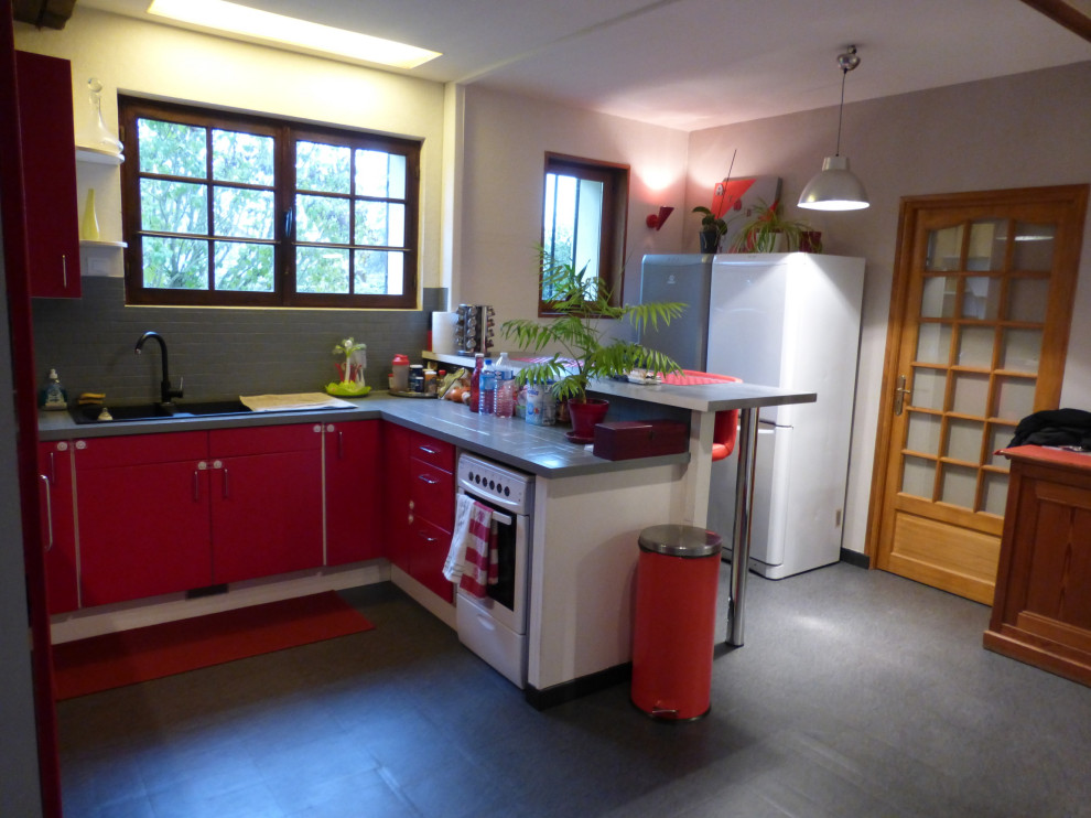 Idéer för att renovera ett mellanstort funkis grå grått kök, med en dubbel diskho, luckor med profilerade fronter, röda skåp, kaklad bänkskiva, grått stänkskydd, stänkskydd i stenkakel, rostfria vitvaror, vinylgolv, en köksö och grått golv