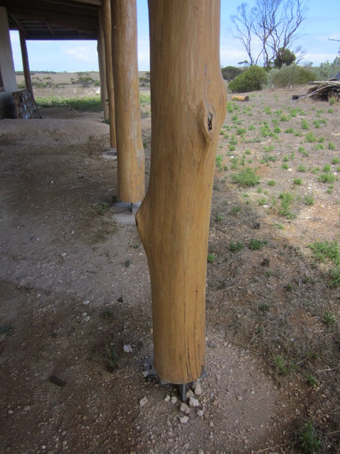 Natural Timber Posts rustikt-hus-og-facade
