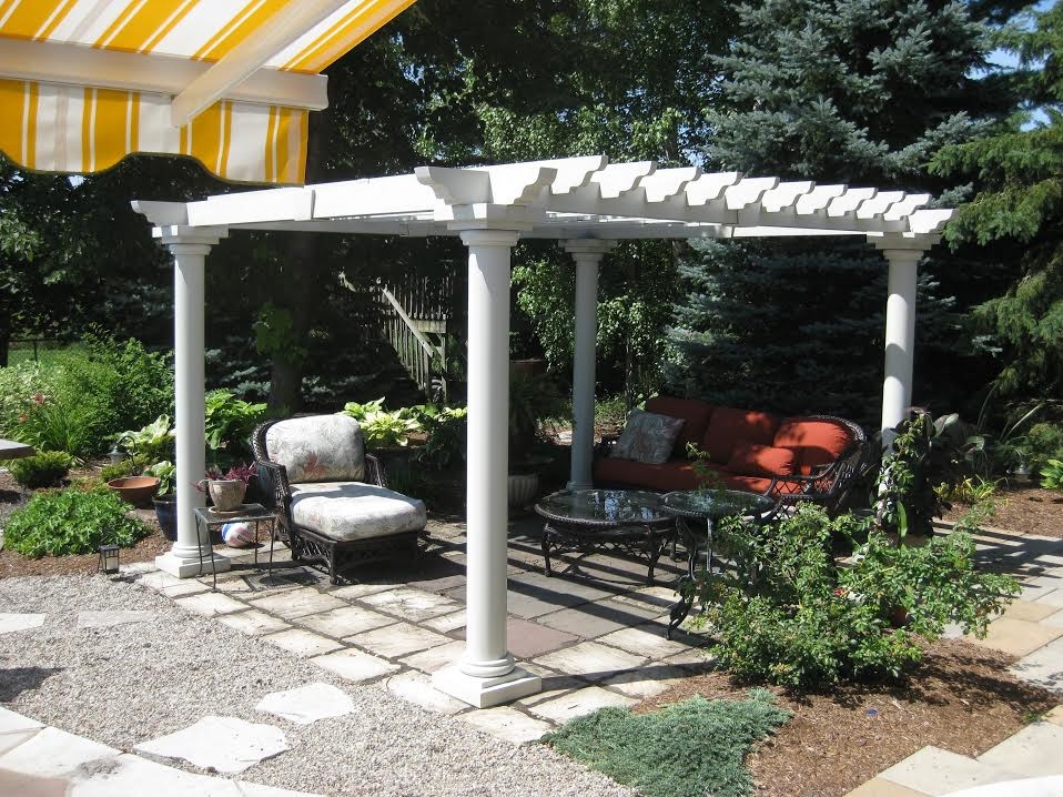 Photo of a large transitional backyard stone landscaping in Ottawa.