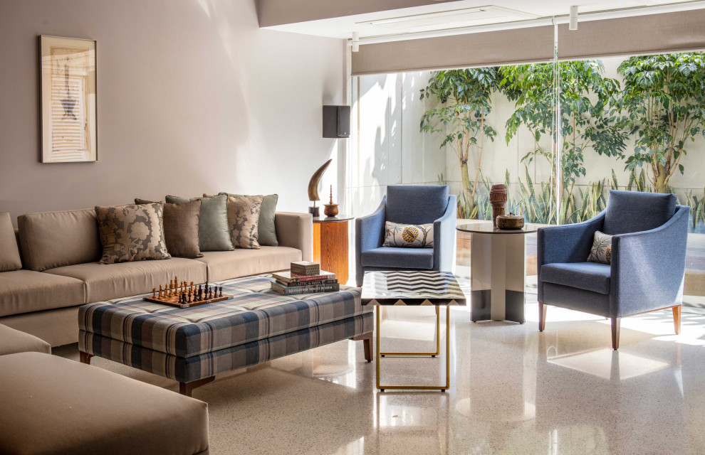 Contemporary living room in Delhi.