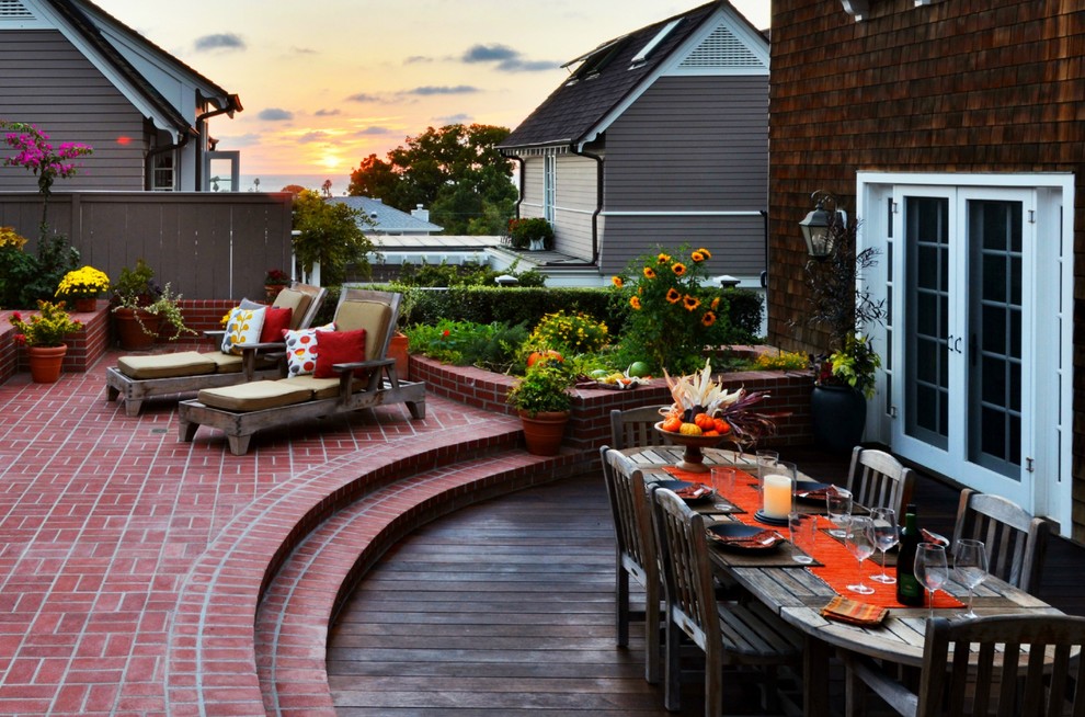 Inspiration for a mid-sized traditional backyard deck in San Diego with no cover.