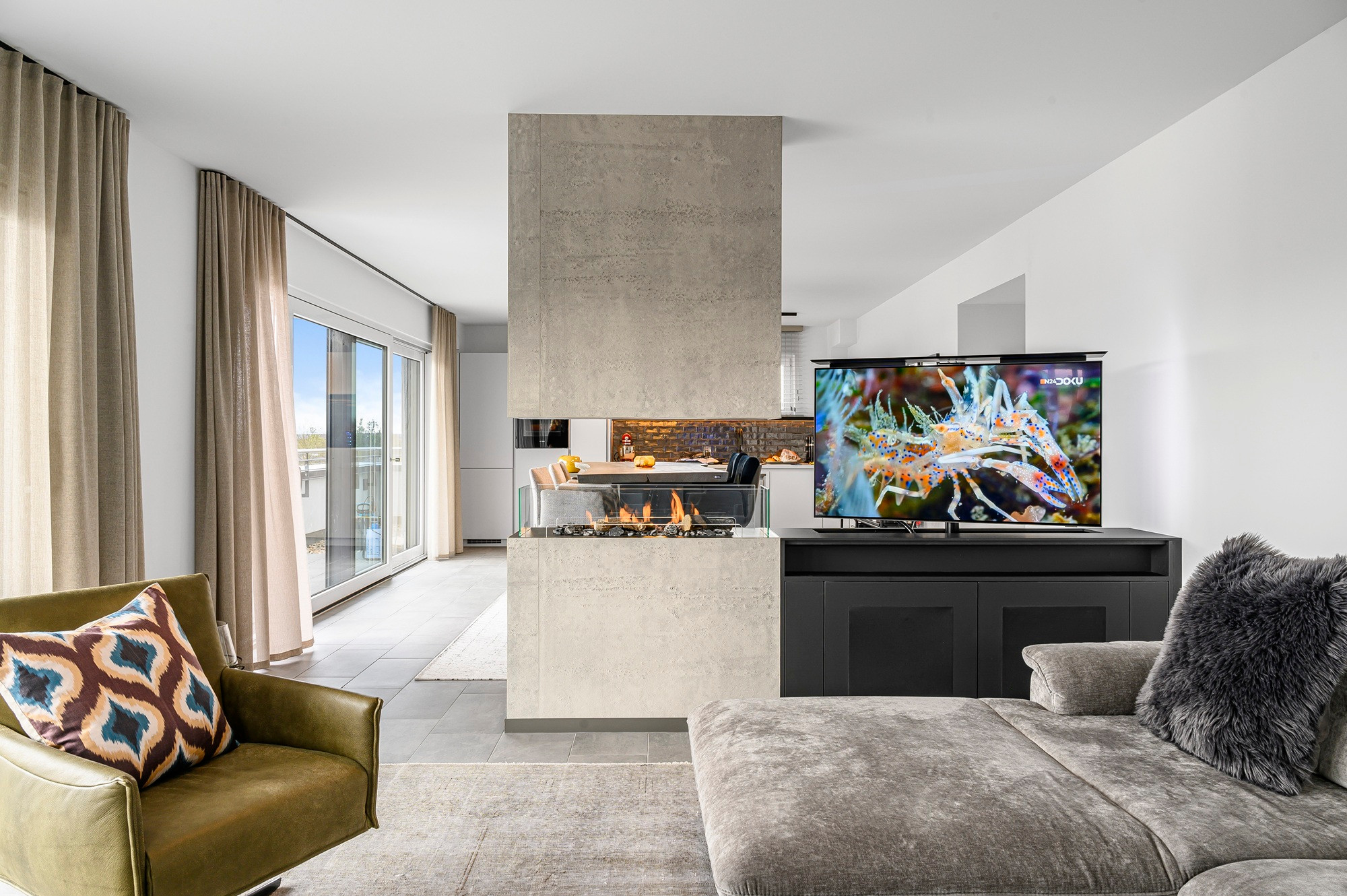 Raumtrenner mit Kamin und dreh- und versenkbarem Fernseher