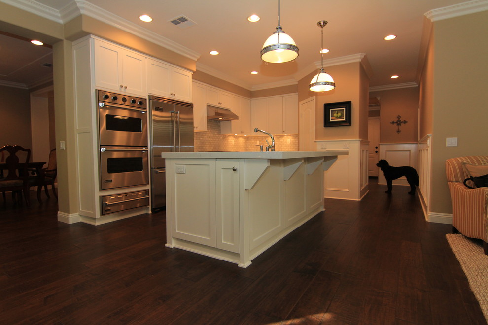 Eat-in kitchen - transitional l-shaped eat-in kitchen idea in Orange County with an undermount sink, shaker cabinets, white cabinets, quartz countertops and stainless steel appliances