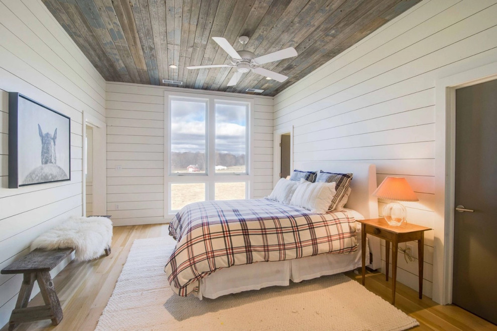Идея дизайна: спальня в стиле кантри с светлым паркетным полом и деревянным потолком