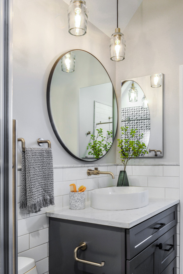 Example of an eclectic bathroom design in Chicago