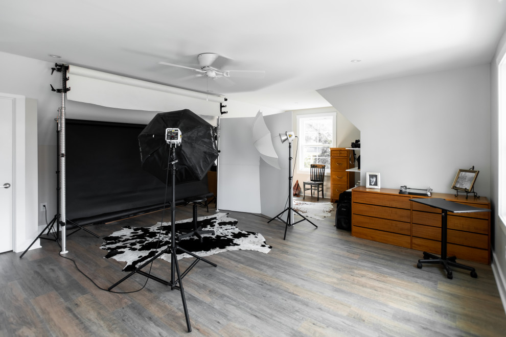 Klassisches Arbeitszimmer mit Studio, grauer Wandfarbe, Vinylboden und grauem Boden in Charleston