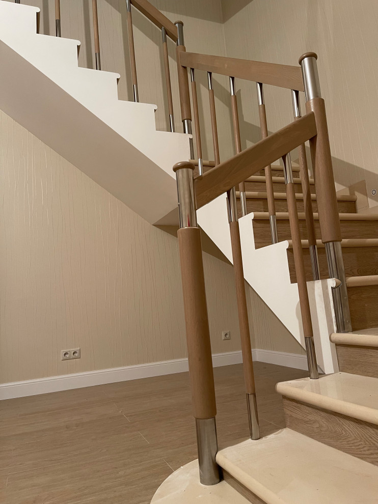 На фото: п-образная лестница среднего размера в стиле модернизм с ступенями из плитки, подступенками из плитки, деревянными перилами и обоями на стенах с