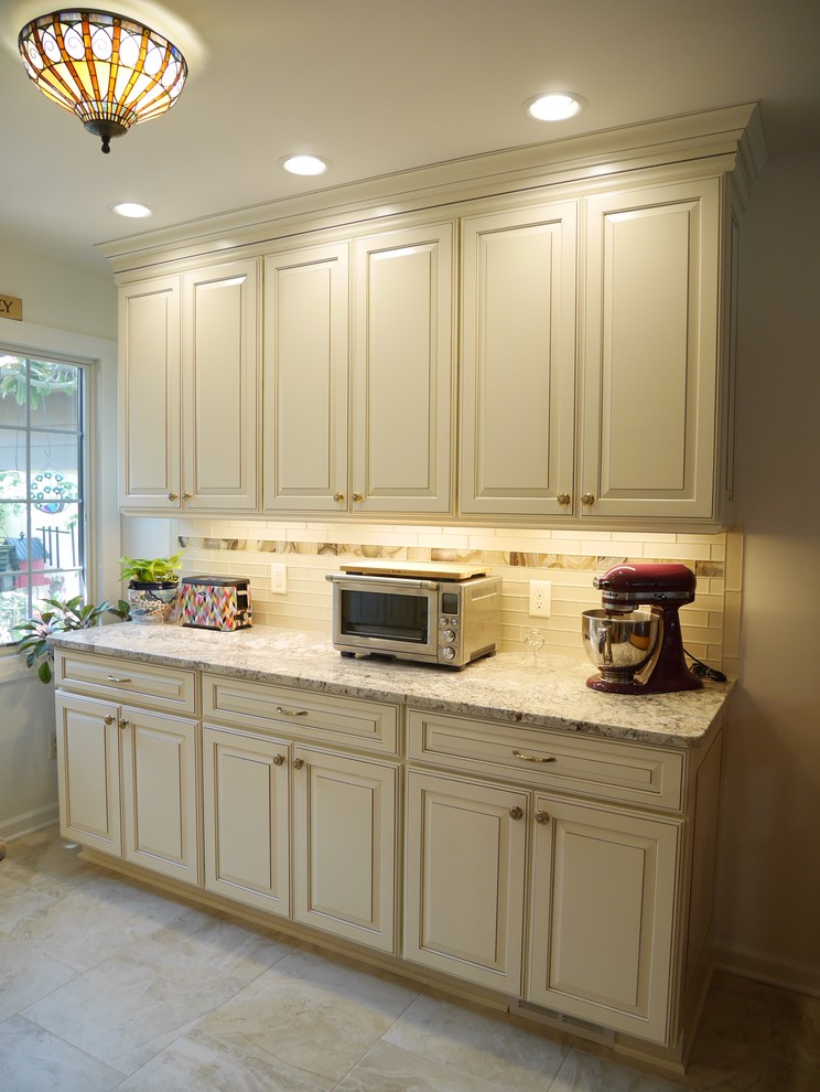 Kitchen - transitional kitchen idea