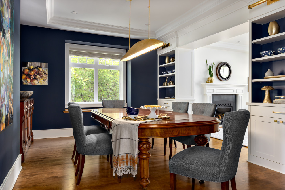 Aménagement d'une salle à manger contemporaine fermée et de taille moyenne avec un mur bleu, un sol en bois brun, un sol marron, un plafond à caissons et du papier peint.