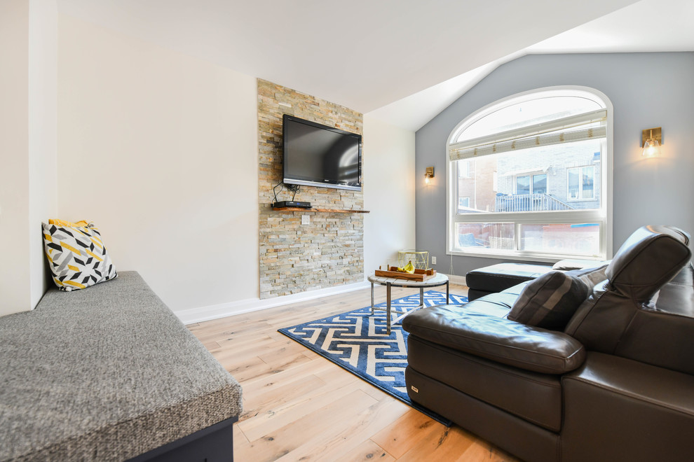 Transitional home design photo in Toronto