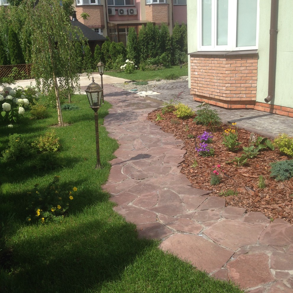 Газон, дорожка из натурального камня, миксбордер