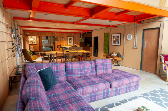 Red Rocc barn conversion retro-vardagsrum