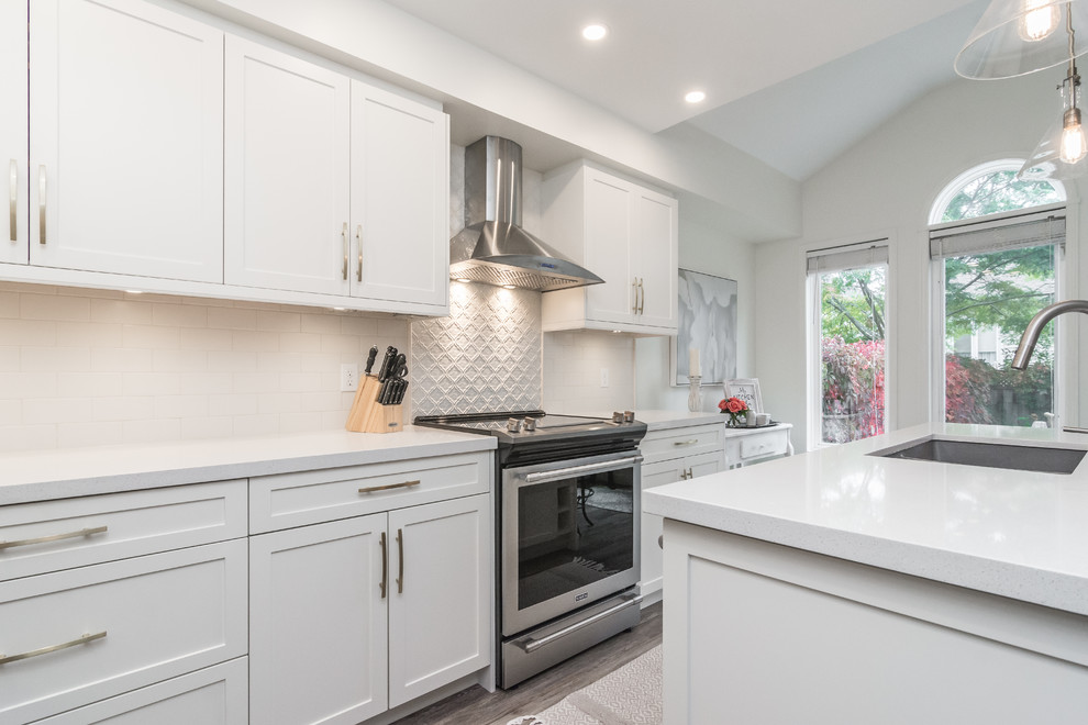 Transitional kitchen photo in Toronto