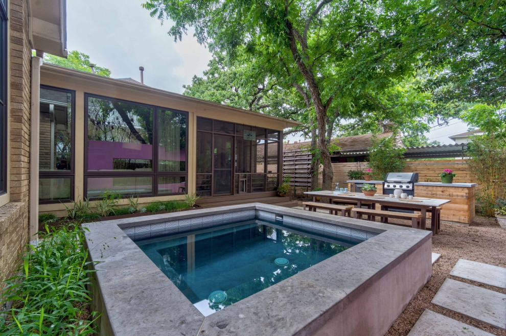Kleiner Moderner Pool hinter dem Haus in Austin