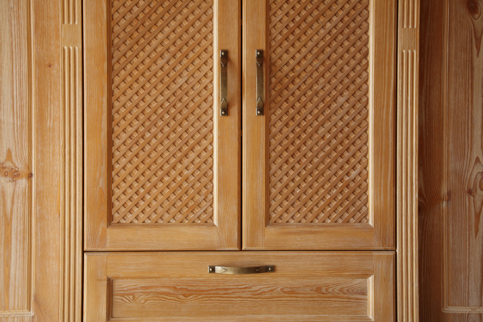 Detail Ziergitter, Maaivholzrahmen der Türen sowie die seitlichen Lisenen.
