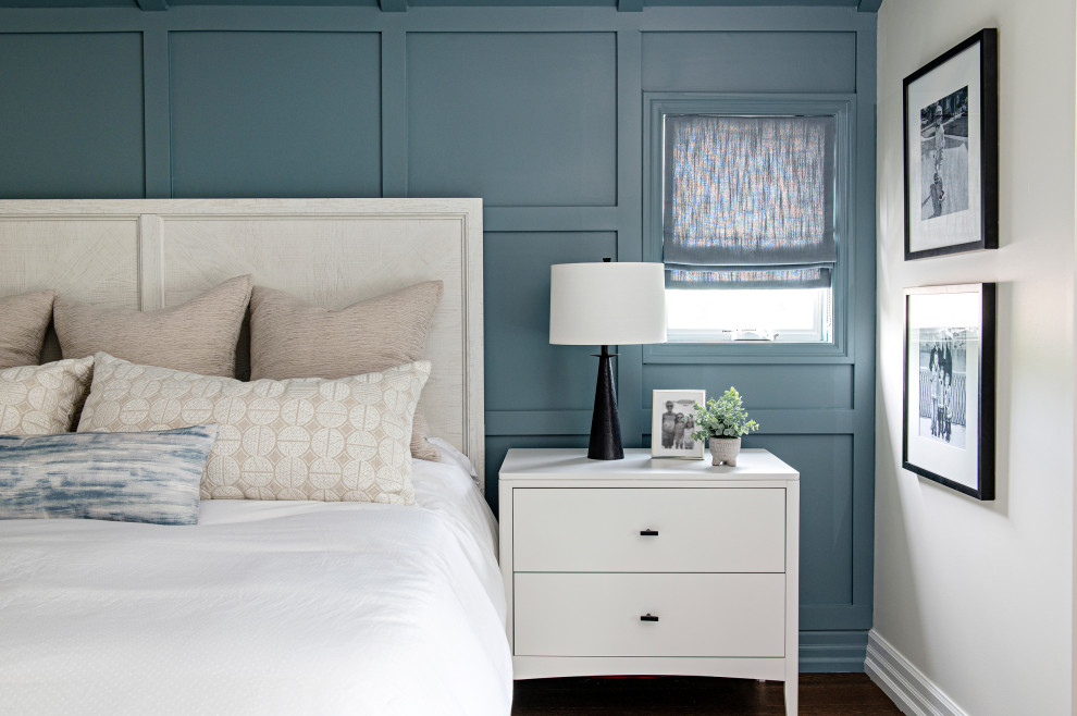 Foto de dormitorio principal tradicional renovado grande con paredes azules, suelo de madera en tonos medios, suelo marrón y panelado