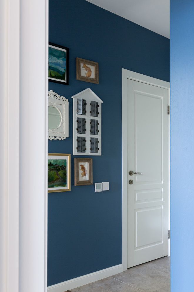 Kleiner Klassischer Schmaler Flur mit blauer Wandfarbe, Porzellan-Bodenfliesen und grauem Boden in Sonstige