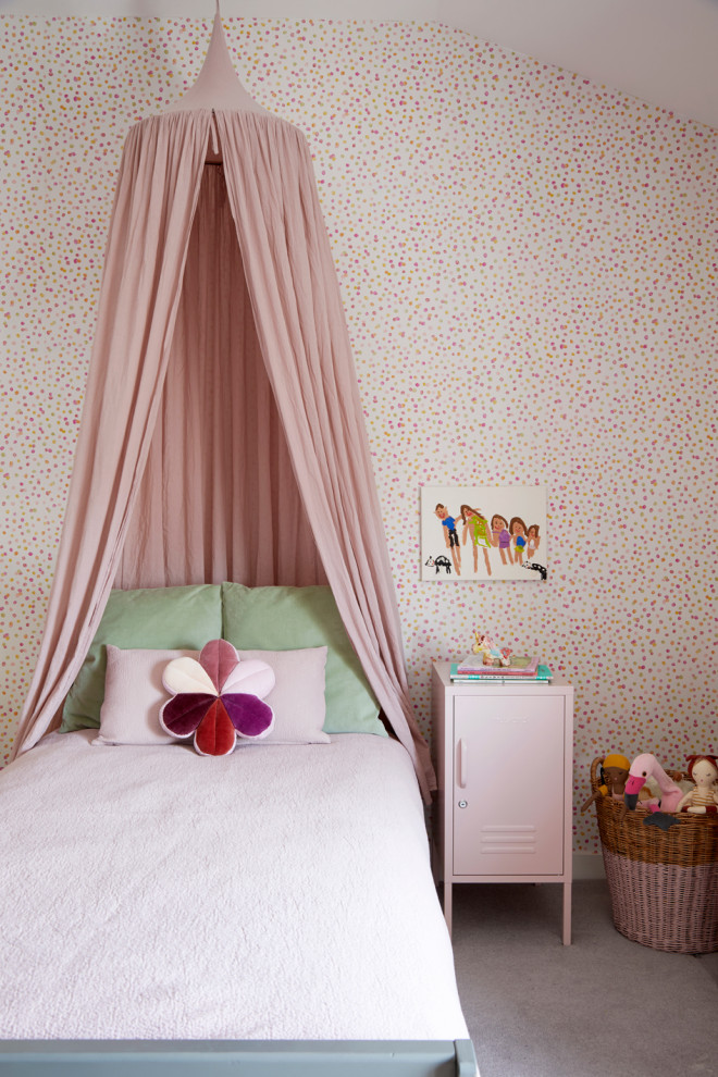 Cette photo montre une petite chambre d'enfant de 4 à 10 ans moderne avec un mur rose, moquette, un sol gris et du papier peint.