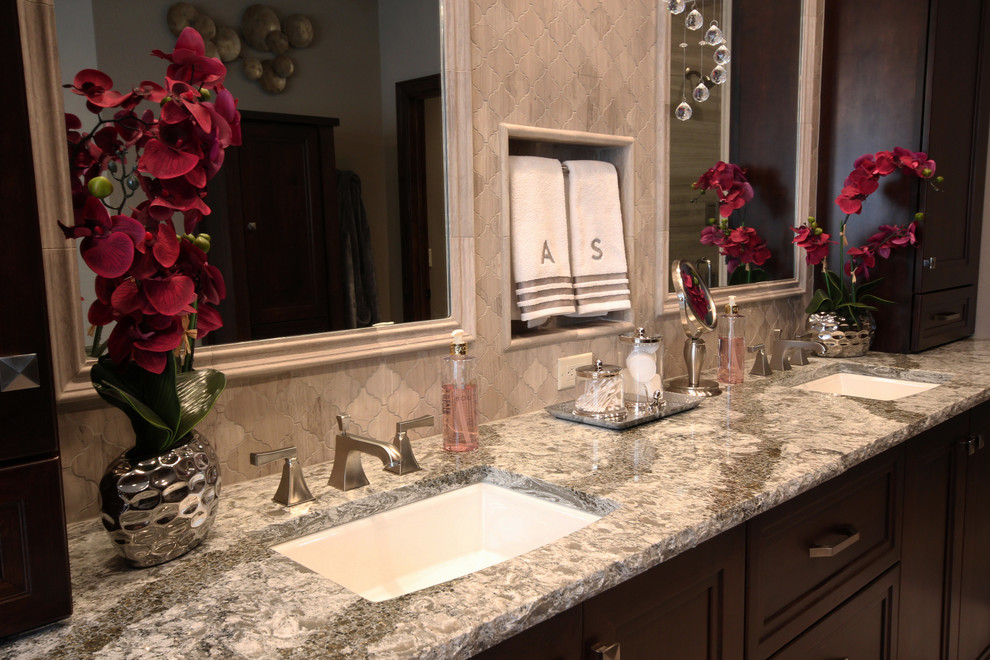 Example of a transitional home design design in Milwaukee