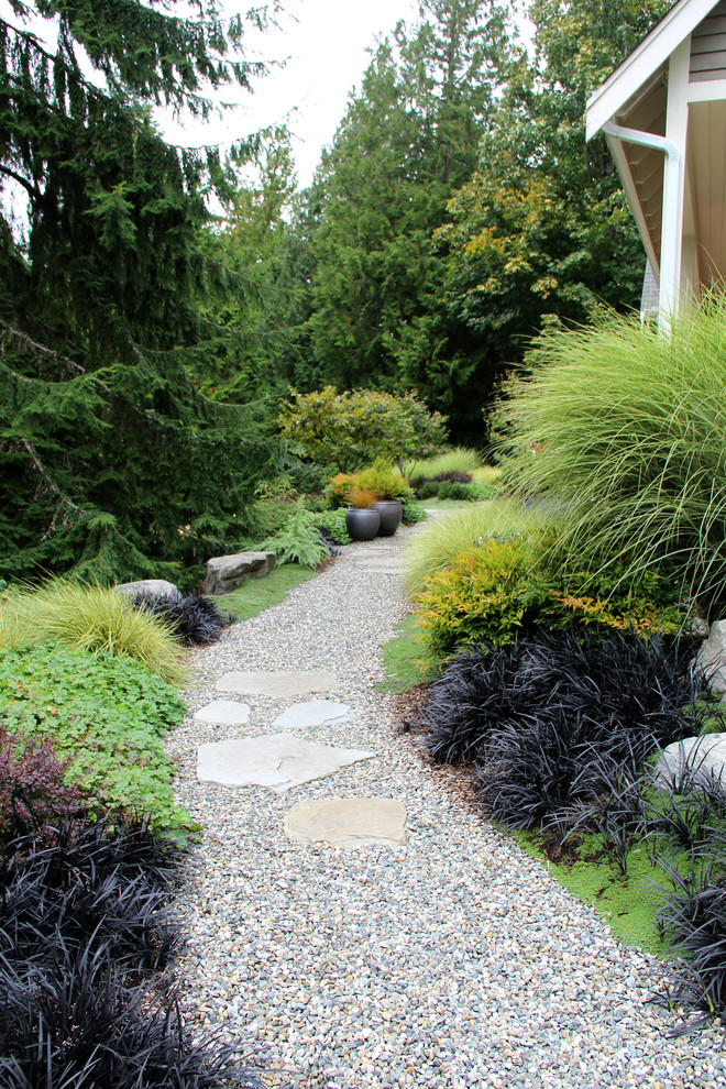 This is an example of a contemporary side yard garden in Seattle with gravel.