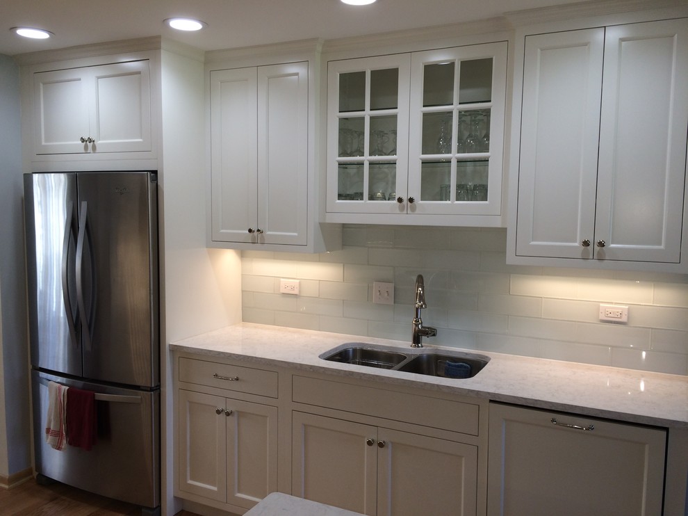 Mid-sized transitional kitchen photo in Chicago