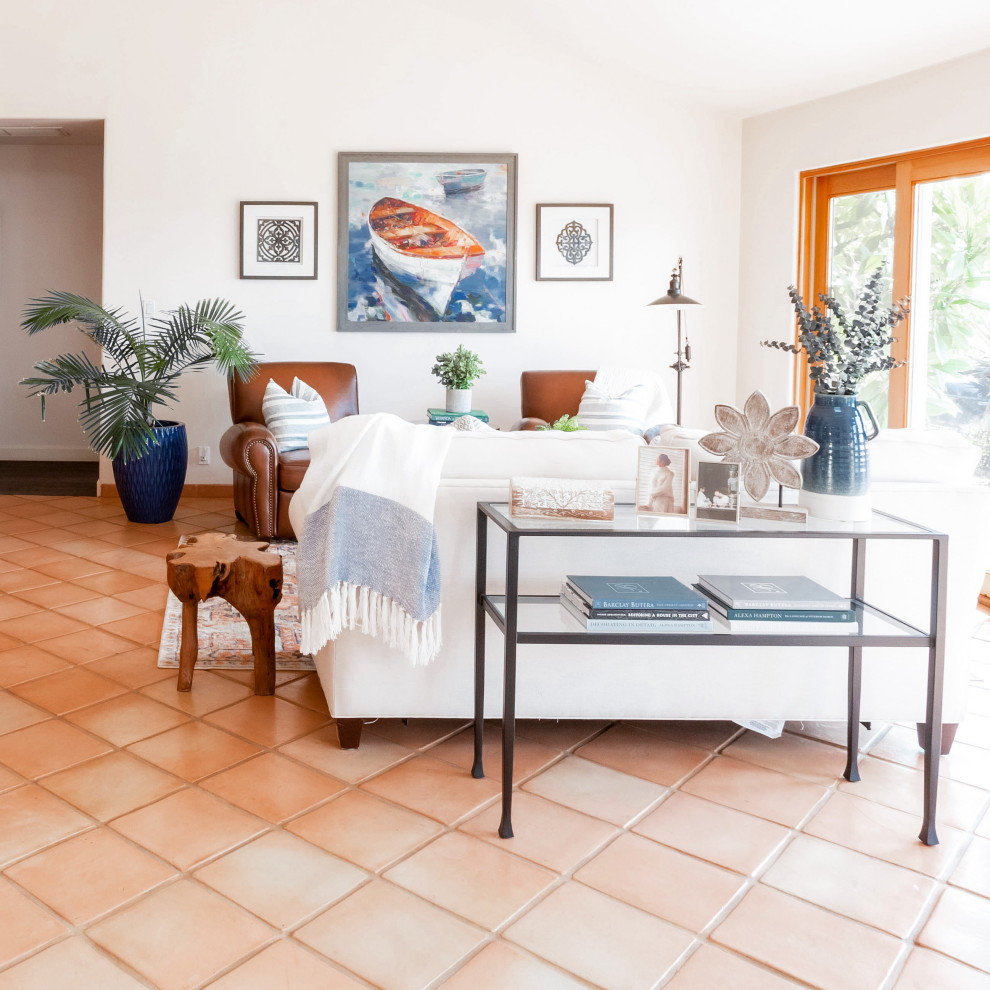 Esempio di un soggiorno tradizionale di medie dimensioni e aperto con pareti bianche e pavimento in terracotta